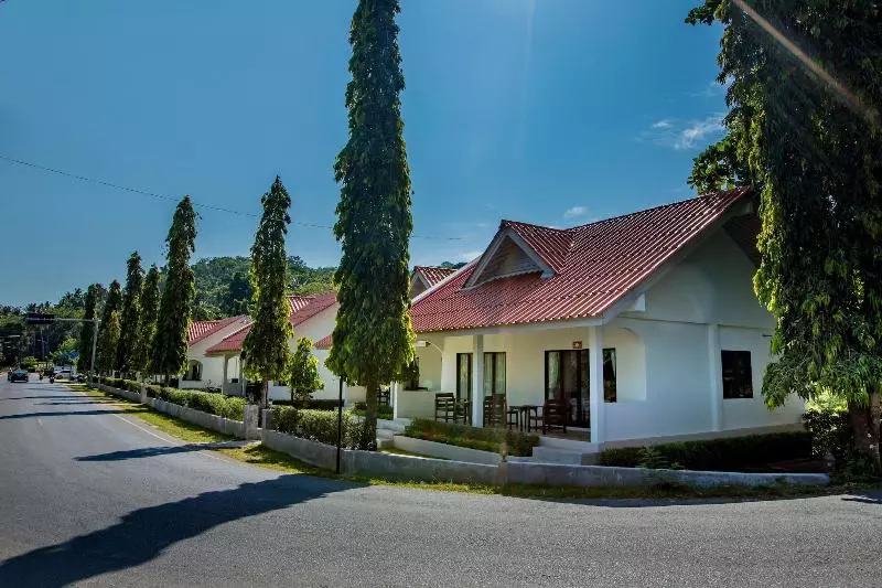 هتل Naiharn Beach Resort   Sha Plus Extra