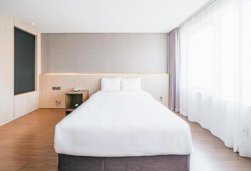 בית מלון כפרי The First70