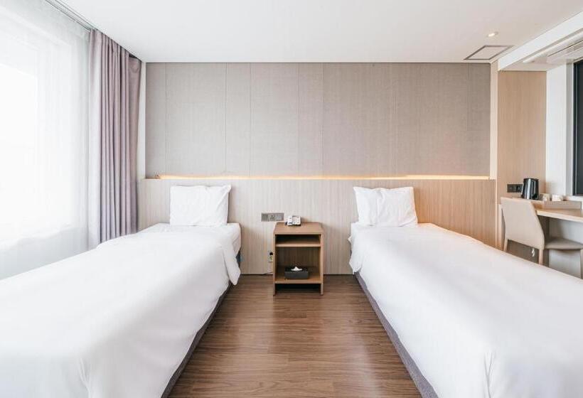 בית מלון כפרי The First70