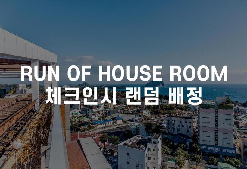 בית מלון כפרי The First70