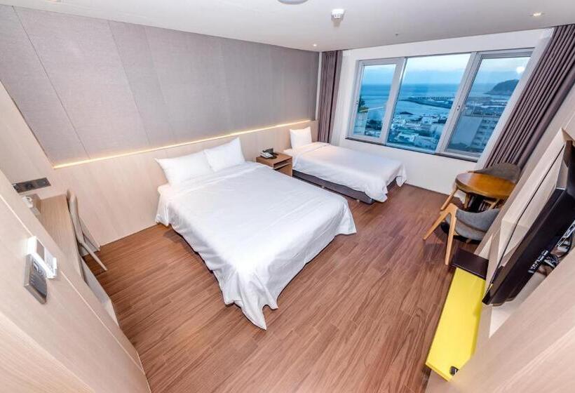 בית מלון כפרי The First70