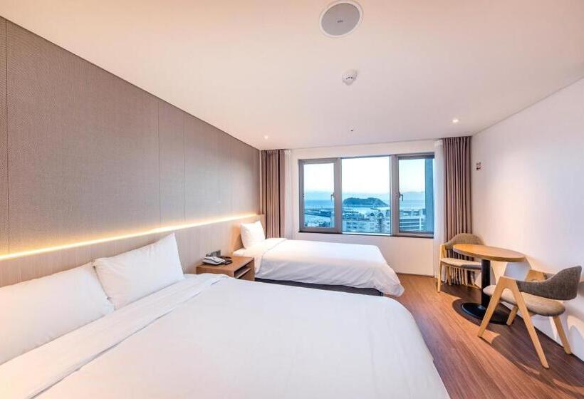 בית מלון כפרי The First70