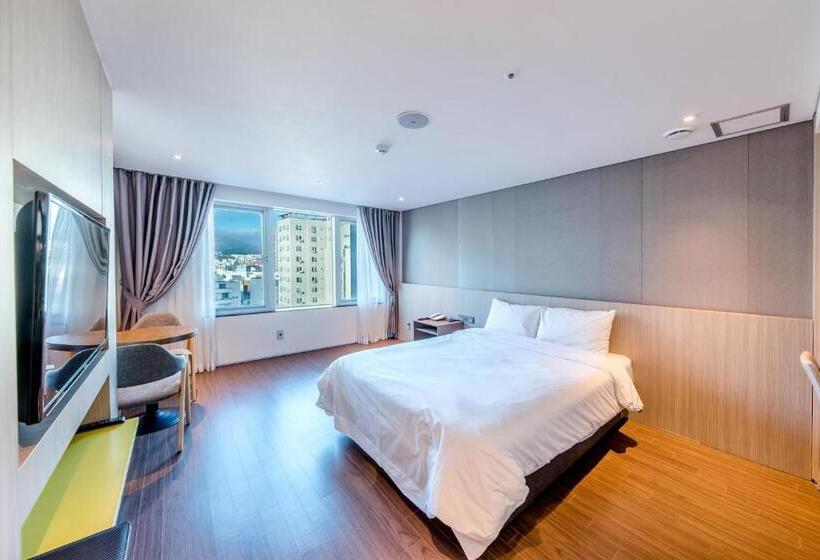 בית מלון כפרי The First70