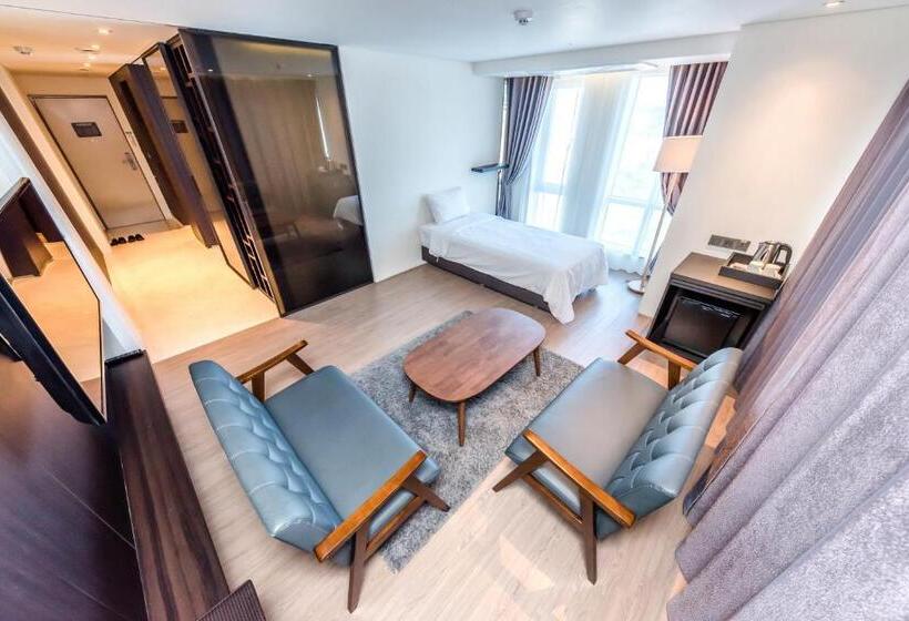 בית מלון כפרי The First70