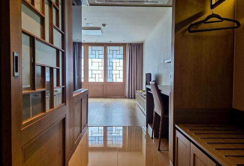 בית מלון כפרי The First70