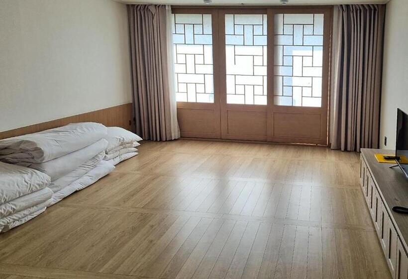 בית מלון כפרי The First70