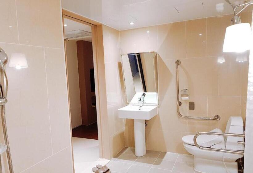 בית מלון כפרי The First70