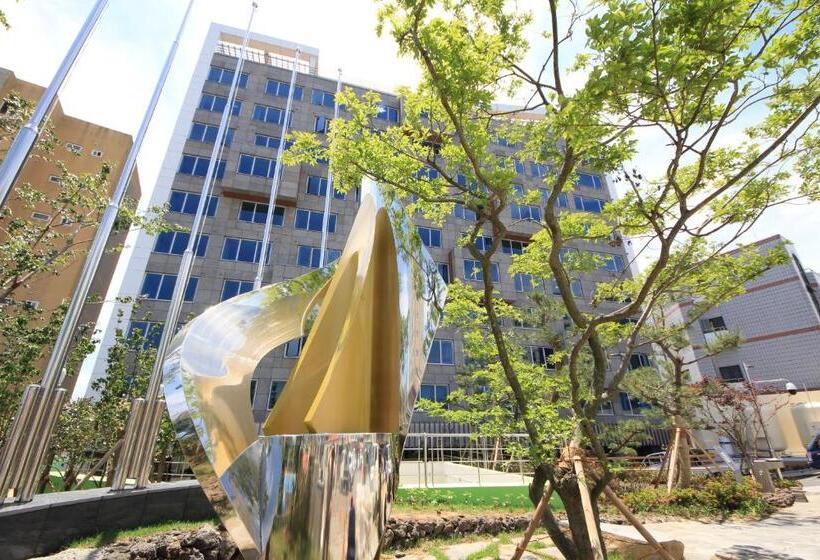 בית מלון כפרי The First70