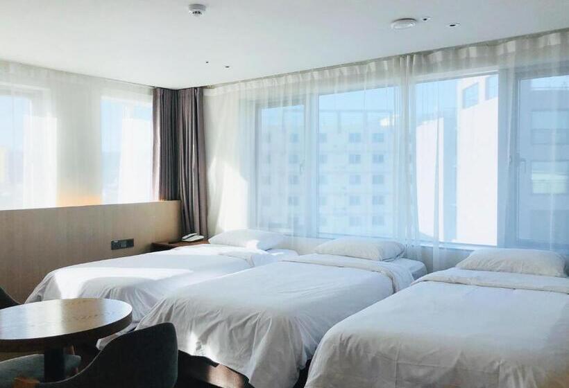 בית מלון כפרי The First70