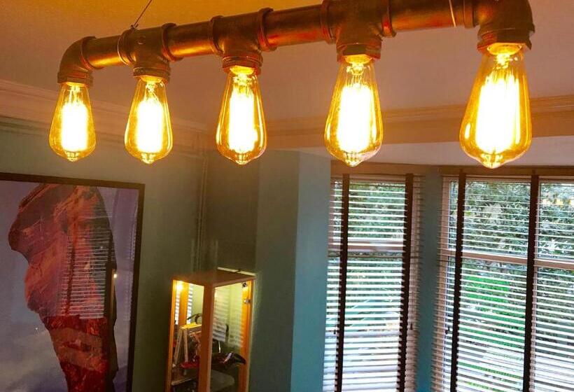 旅馆 The Vagabond Bunkhouse