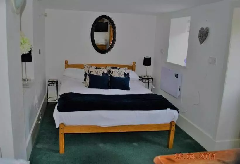 تختخواب و صبحانه Airds Farm Guest House