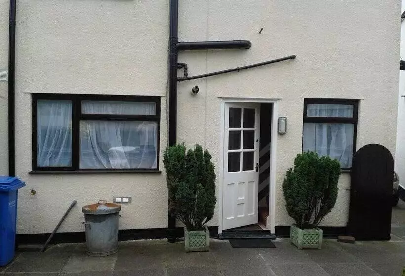 تختخواب و صبحانه Overnight Stays Stockport