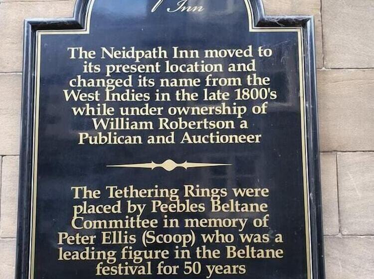 مبيت وإفطار The Neidpath Inn