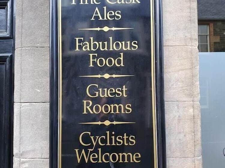 مبيت وإفطار The Neidpath Inn