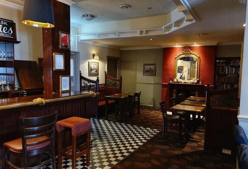 مبيت وإفطار The Neidpath Inn