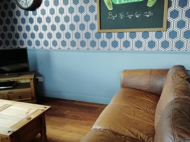 مبيت وإفطار The Neidpath Inn