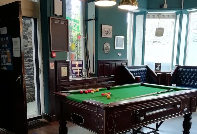 مبيت وإفطار The Neidpath Inn