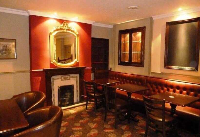 مبيت وإفطار The Neidpath Inn