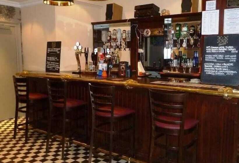 مبيت وإفطار The Neidpath Inn