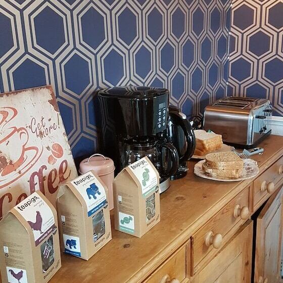 مبيت وإفطار The Neidpath Inn