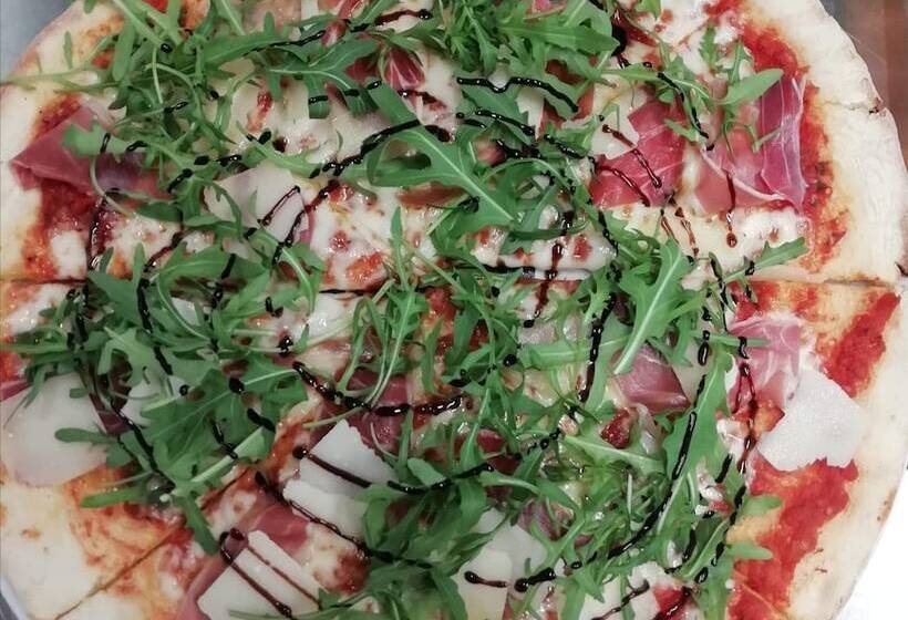 مبيت وإفطار The Neidpath Inn