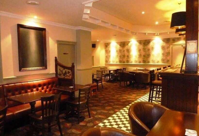 مبيت وإفطار The Neidpath Inn