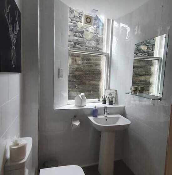 مبيت وإفطار The Neidpath Inn