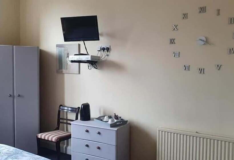 مبيت وإفطار The Neidpath Inn