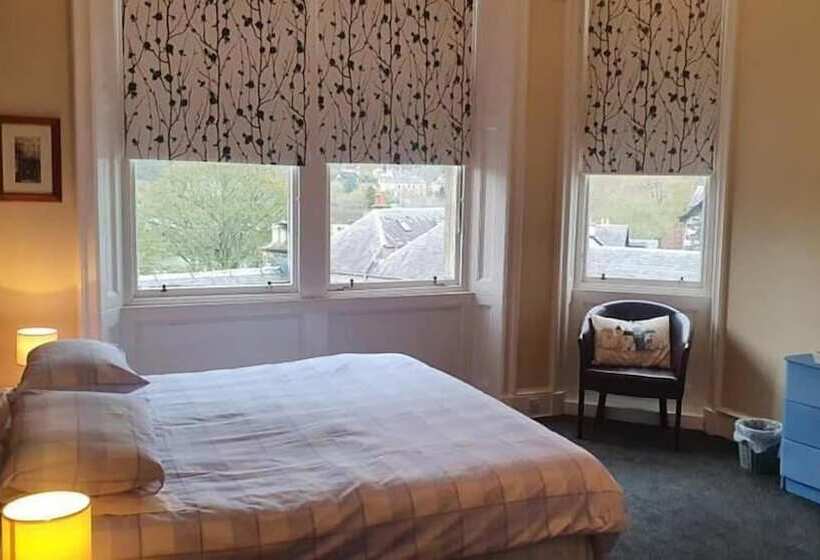 مبيت وإفطار The Neidpath Inn