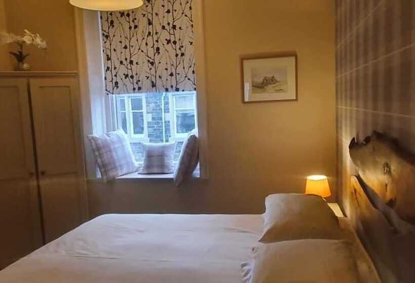 مبيت وإفطار The Neidpath Inn