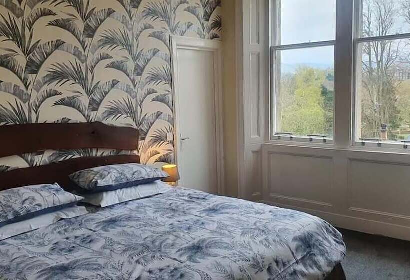 مبيت وإفطار The Neidpath Inn