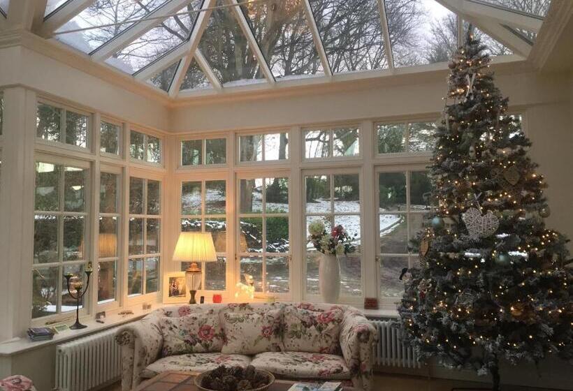 Larchmount House B&b