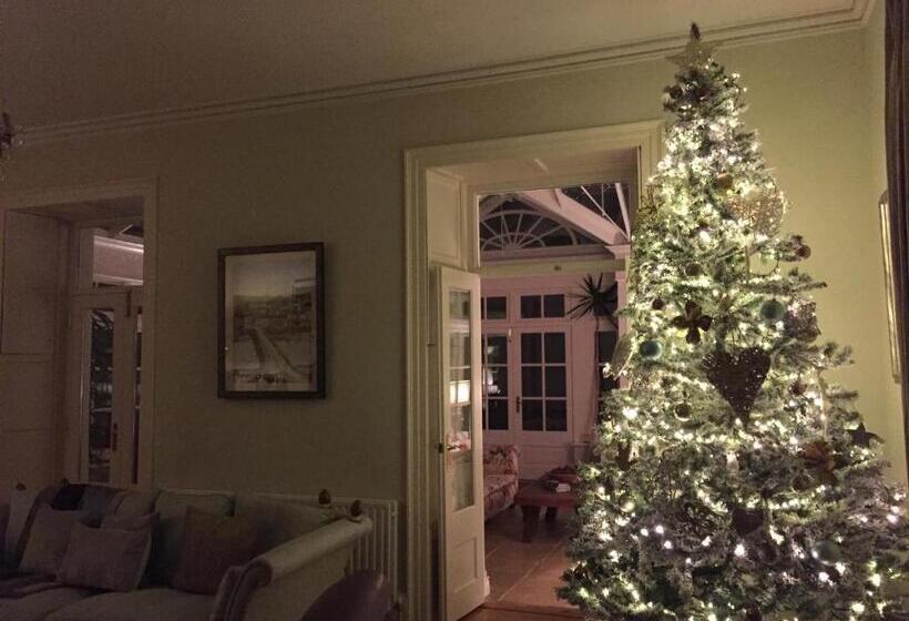 Larchmount House B&b