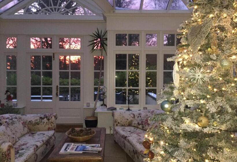 Larchmount House B&b