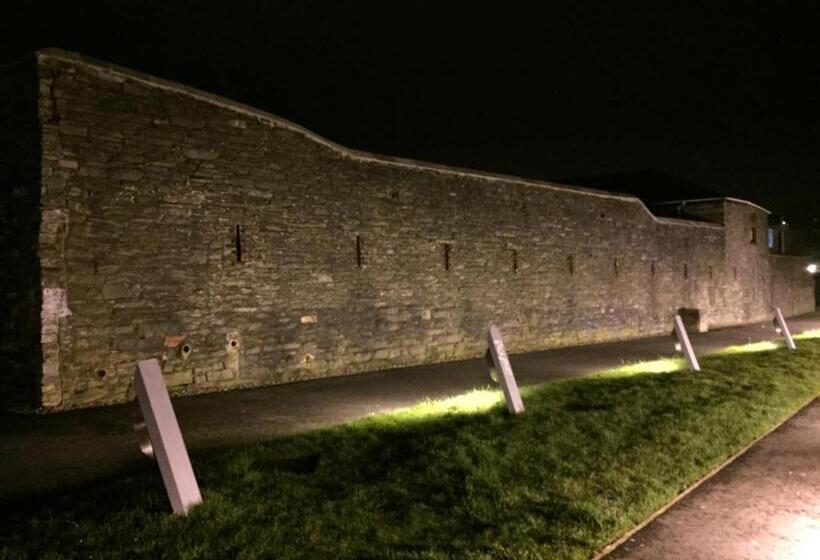 Larchmount House B&b