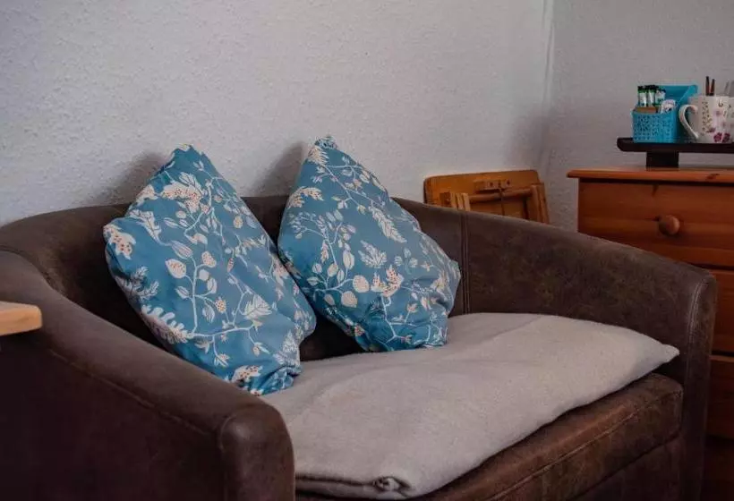 تختخواب و صبحانه High Noon Guest House