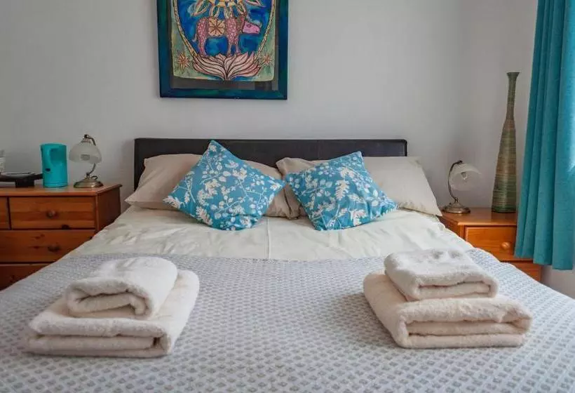 تختخواب و صبحانه High Noon Guest House