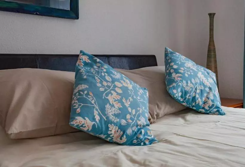 تختخواب و صبحانه High Noon Guest House