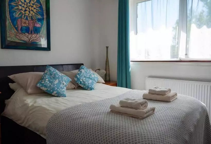 تختخواب و صبحانه High Noon Guest House