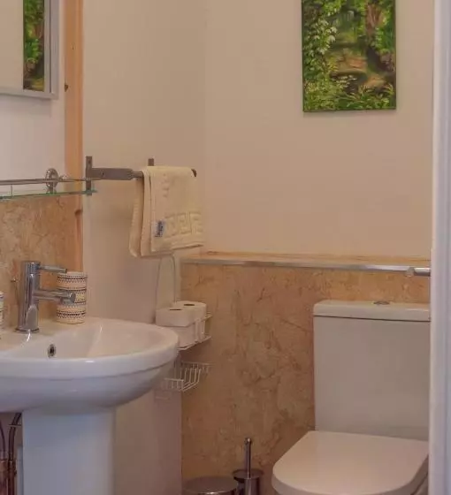 تختخواب و صبحانه High Noon Guest House