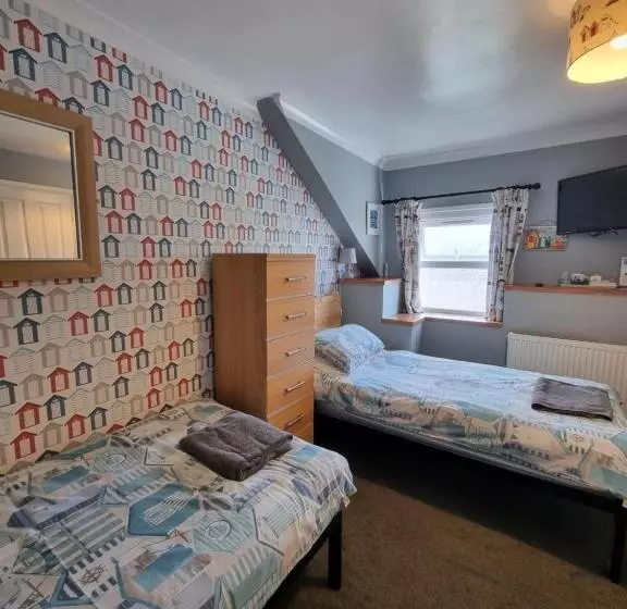 تختخواب و صبحانه The Hut Wales   A Sea Front Inn