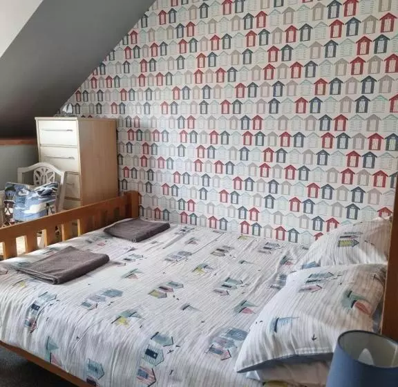 تختخواب و صبحانه The Hut Wales   A Sea Front Inn