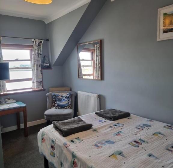 تختخواب و صبحانه The Hut Wales A Sea Front Inn