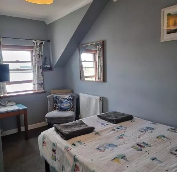 تختخواب و صبحانه The Hut Wales   A Sea Front Inn
