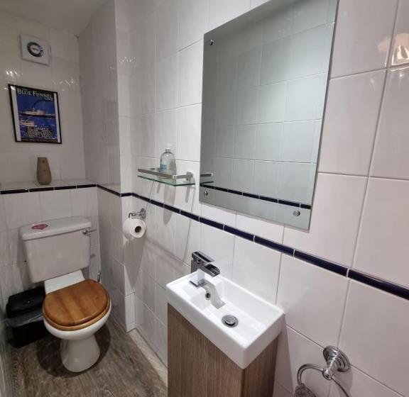 تختخواب و صبحانه The Hut Wales A Sea Front Inn