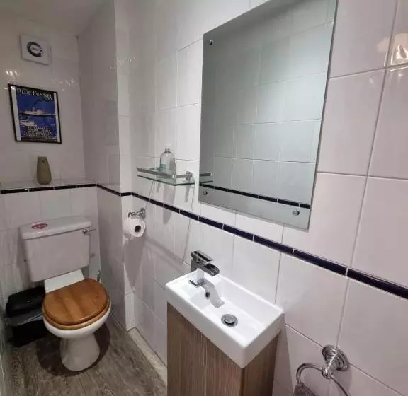 تختخواب و صبحانه The Hut Wales   A Sea Front Inn