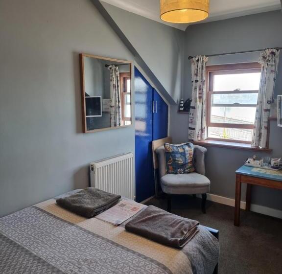 تختخواب و صبحانه The Hut Wales A Sea Front Inn