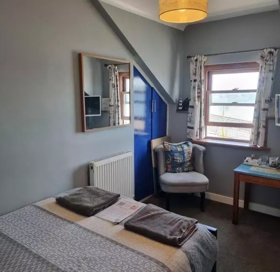 تختخواب و صبحانه The Hut Wales   A Sea Front Inn