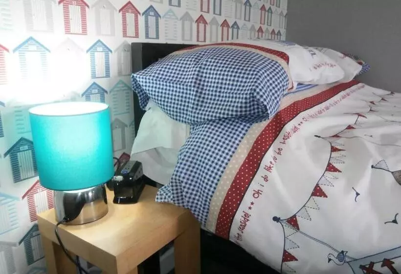 تختخواب و صبحانه The Hut Wales   A Sea Front Inn