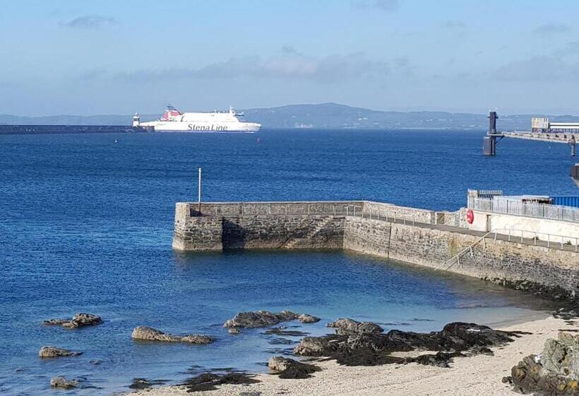 تختخواب و صبحانه The Hut Wales A Sea Front Inn